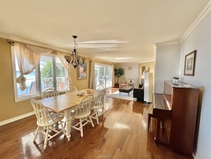 Dinning session, Piano