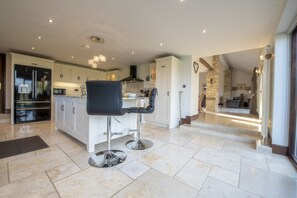 Tockwith Lodge Barn, North Yorkshire: Well-equipped kitchen with island and sit up stools