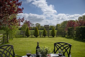 Tockwith Lodge Barn, North Yorkshire: Oudoor dining with views of the extensive garden laid to lawn