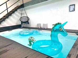 Piscine chauffée, couverte et ouverte sur le jardin