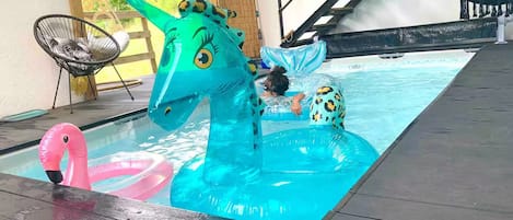 Piscine chauffée, couverte et ouverte sur le jardin