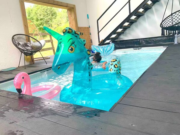 Piscine chauffée, couverte et ouverte sur le jardin