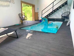 Piscine chauffée, couverte et ouverte sur le jardin