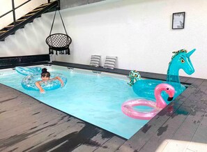 Piscine chauffée, couverte et ouverte sur le jardin