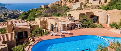 Villa in affitto con piscina in comune a Costa Paradiso con vista mare panoramica
