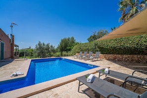 Large saltwater swimming pool: your refreshing escape in Mallorca