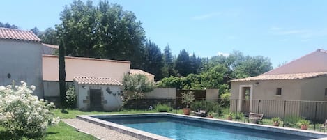 Le studio se situe à droite de la piscine qui vous permettra de vous rafraîchir 