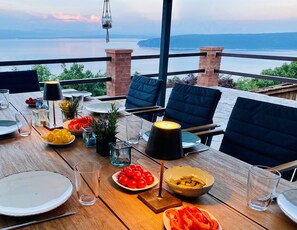 Terrasse mit großem Tisch und traumhaftem Meerblick 