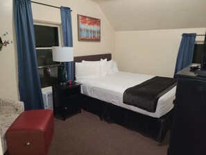 Upstairs bedroom with queen bed