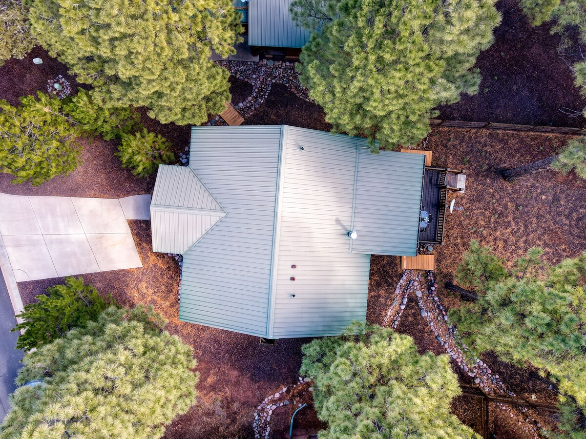 Bear Haven Family Friendly Show Low cabin w/ WIFI, gas fireplace, A/C