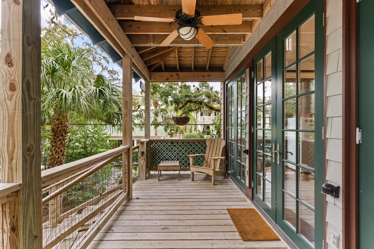 Unique Treehouse near the Village sleeps 6 guests