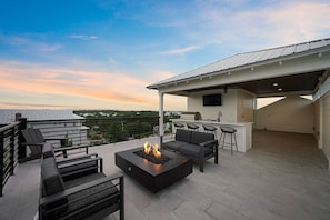 Deja Blue - Extravagant Vacation Beach House with Private Pool with Swim Up Bar, Putting Green, Sand Volleyball, and Rooftop Grill in Blue Mountain Beach, Florida - Five Star Properties Destin/30A