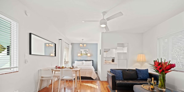 Cozy studio apartment just steps away from the beach and water taxi on the Intracoastal Waterway.