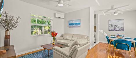 Cozy one bedroom apartment just steps away from the beach and water taxi on the Intracoastal Waterway.