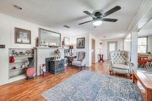 Living Room | Free WiFi | Central Heating & A/C