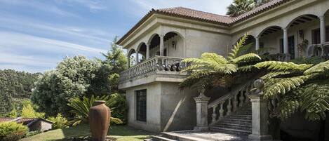 Exterior view of the house with stone stairs that give access to the entrance