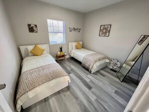 Bedroom 1 - 2 Twin Beds