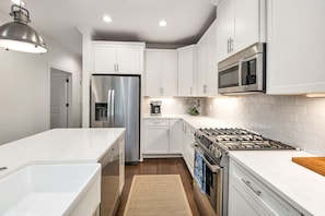 111 Gascoigne Ave 106 - Modern Kitchen