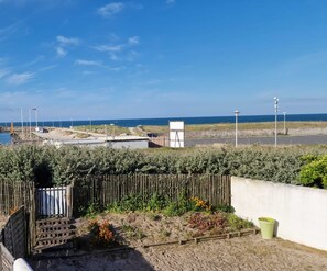 Vue depuis l'étage, salon, suite parentale/
Accès port et plage.