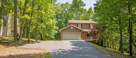 Exterior front view of Mountain Retreat's spacious paved driveway