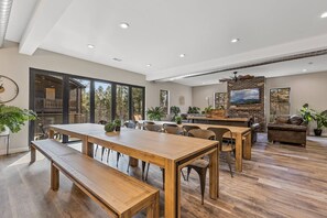 Mid floor dining great room