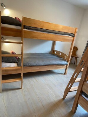 Zweites Schlafzimmer mit 2 Etagenbetten (für Erwachsene oder Kinder)