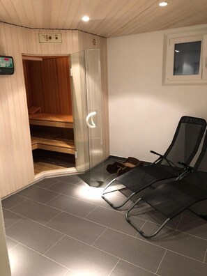 Nur zu dieser Wohnung gehöriger 15 Quadratmeter grosser Saunaraum (mit Bio-Sauna und Dusche der Firma Küng)