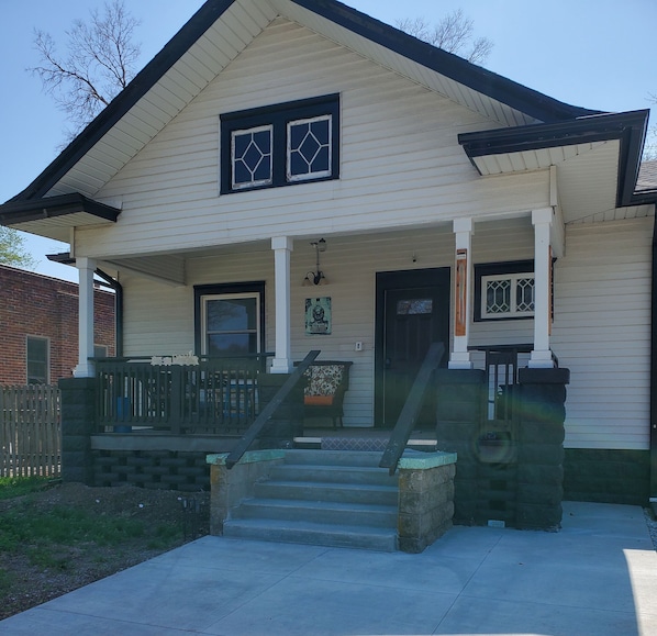 Havelock House is located on the south side of Havelock Avenue.