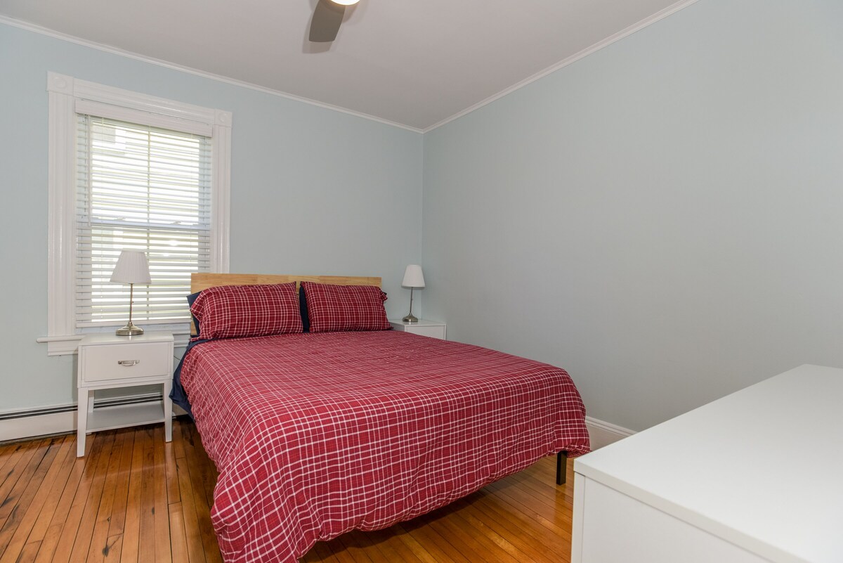 Downtown Mystic Renovated & Comfortable Apartment