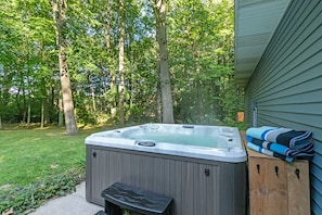 Year-round Jacuzzi spa hot tub