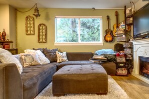 Living room, TV and fireplace. 