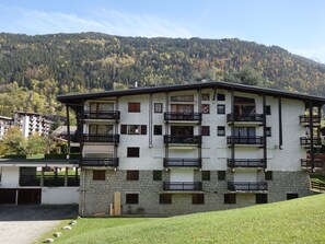 Himmel, Fenster, Pflanze, Gebäude, Grundstueck, Berg, Urban Design, Nachbarschaft, Baum, Wohngebiet