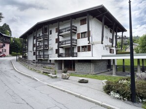 Pflanze, Wolke, Himmel, Eigentum, Gebäude, Fenster, Tür, Urban Design, Haus, Baum