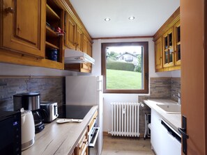 Cabinetry, Eigentum, Countertop, Möbel, Küche, Herd, Holz, Küchengerät, Interior Design, Gasherd