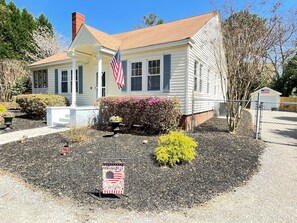 Front of Green Acres that includes a circular driveway.