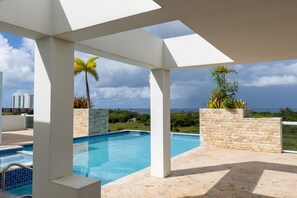 Beautiful pool and jacuzzi.