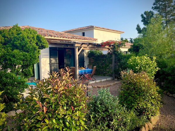 La Maison La Vacca, bien lovée dans son écrin de nature.