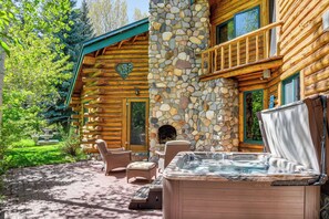 Private Hot Tub | Keyless Entry