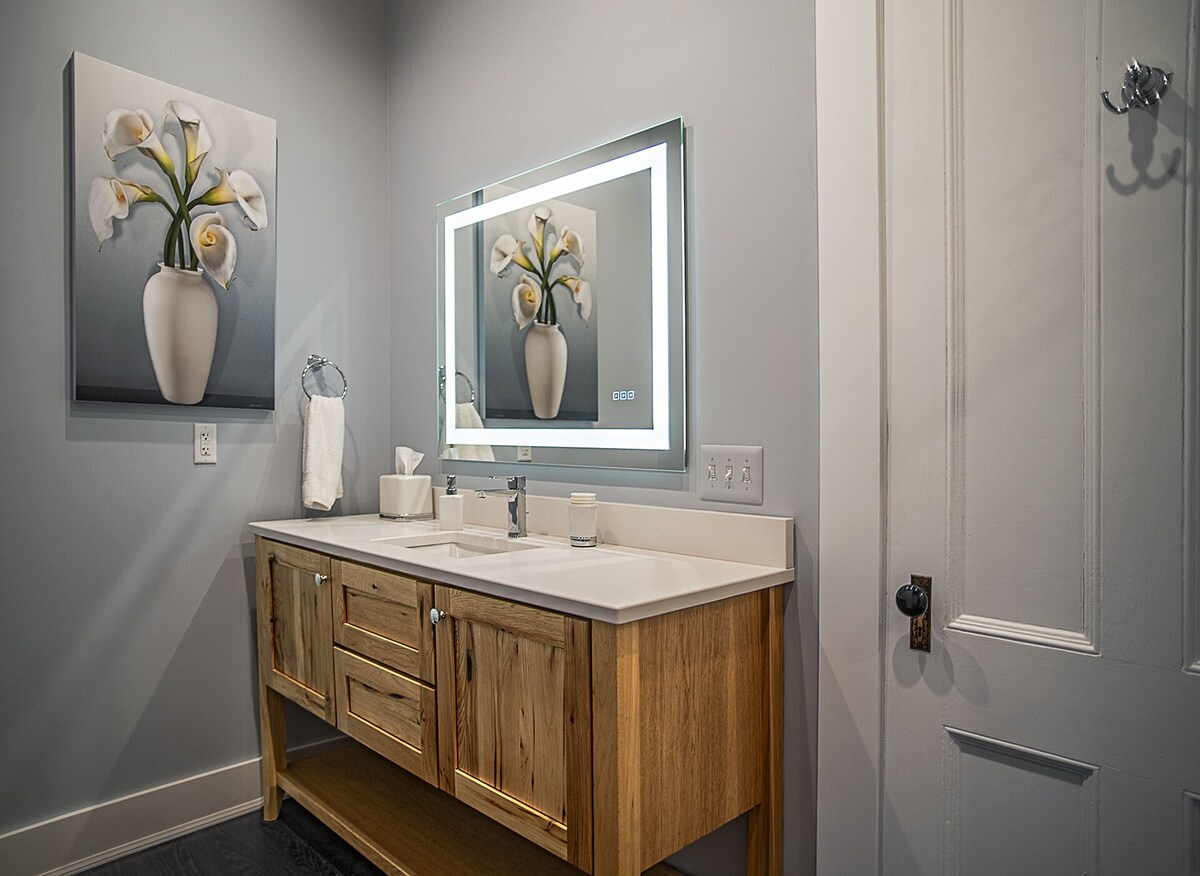 Luxurious guest home with private art gallery in the heart of a historic village