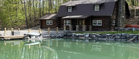 Beautiful luxury log cabin overlooking your own private fishing pond!