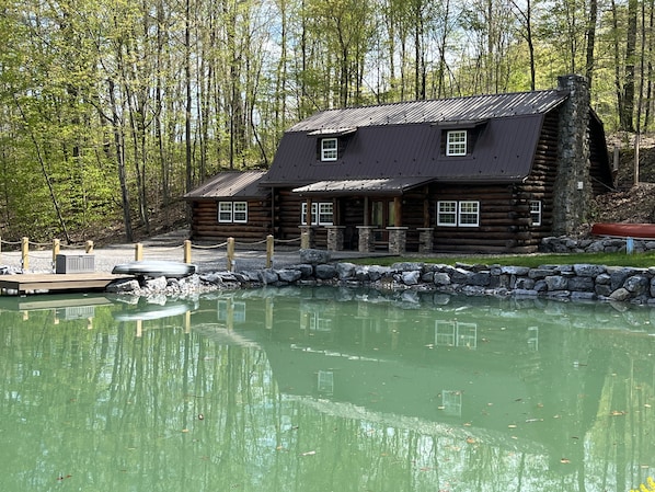 Beautiful luxury log cabin overlooking your own private fishing pond!