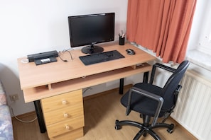 Business Center with Monitor, Docking Station, Keyboard & Mouse