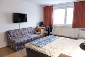 Master Bedroom with Queen-Bed, Sofa-Bed & Business Center