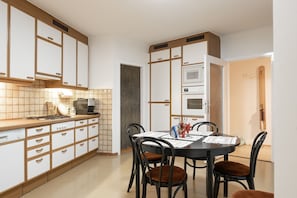 Eat-In Kitchen with Fridge, Dishwasher, Stove, Oven, Microwave, Coffee Machine