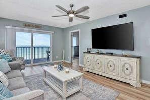 Living room with pullout sofa Gorgeous views and Huge Flat Screen!