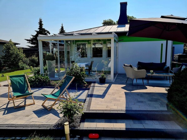 Objekt mit Terrassenlandschaft, Tisch, Sonnenliege, Sommergarten und Whirpool