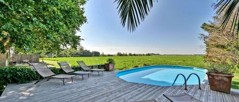 Piscine, terrasse et vue sur la campagne. Partagée avec 1 gite de 5 pers max