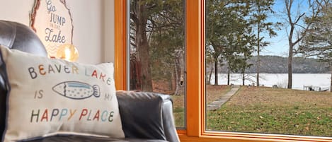 Relax in the living room with a beautiful view of the lake! 