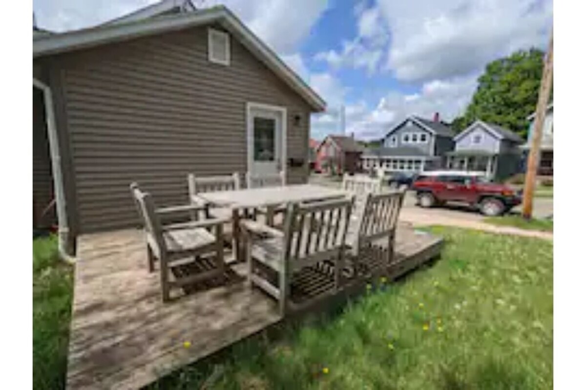 Convenient, cozy, and colorful 2 Bed/1 Bath Home