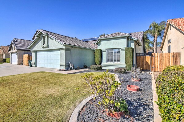 Bakersfield Vacation Rental | 3BR | 2BA | 1,715 Sq Ft | Step-Free Access